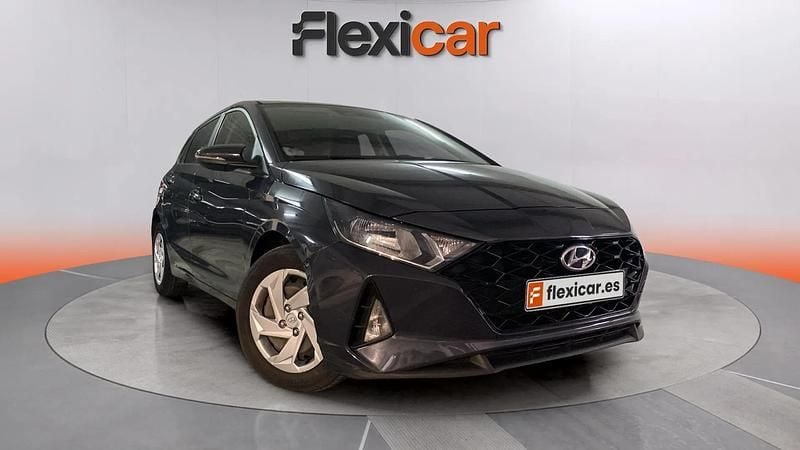 Usado Hyundai i20 101 CV (74 kW) 2022 Negro Berlina