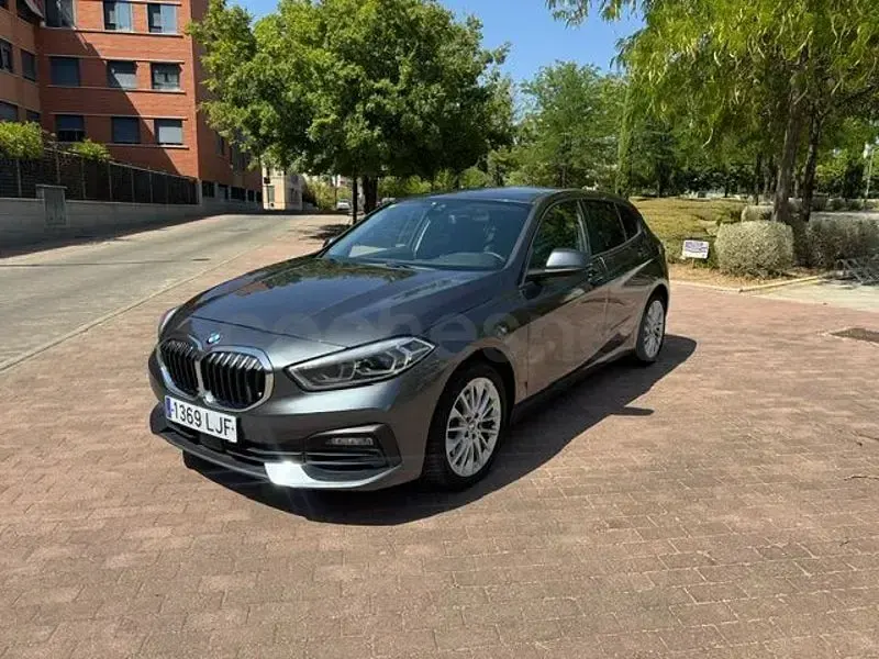 Usado BMW 118 Comfort Edition 140 CV (102 kW) 2021 Gris / plata Berlina