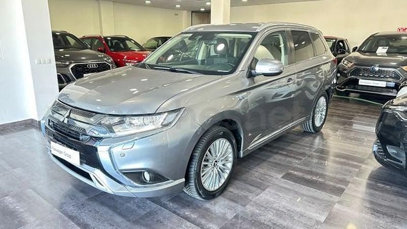 Usado Mitsubishi Outlander P-HEV Motion 224 CV (164 kW) 2020 Gris / plata SUV