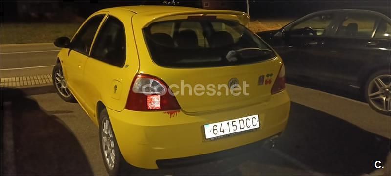 Usado MG ZR 103 CV (75 kW) 2004 Amarillo Utilitario