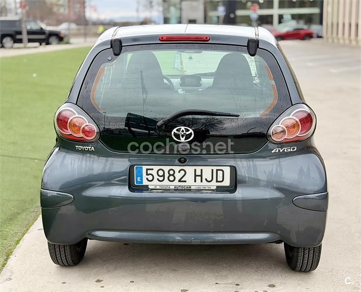 Usado Toyota Aygo Connect Style 68 CV (50 kW) 2013 Gris / plata Utilitario