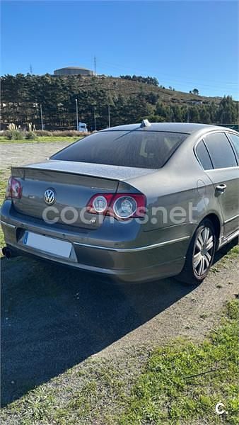 Usado VW Passat Sportline 140 CV (102 kW) 2006 Gris / plata Berlina