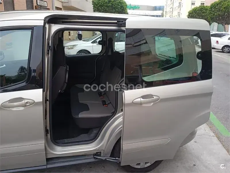 Usado Ford Tourneo Courier Trend 100 CV (73 kW) 2014 Beige Monovolumen