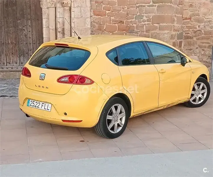 Usado Seat Leon Sport 105 CV (77 kW) 2007 Amarillo Utilitario