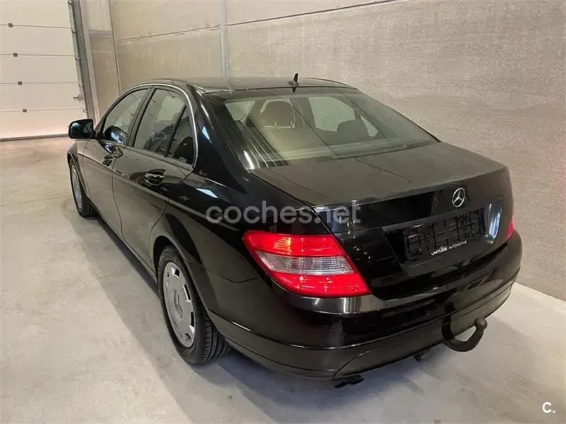 Usado Mercedes C200 136 CV (100 kW) 2008 Negro Berlina