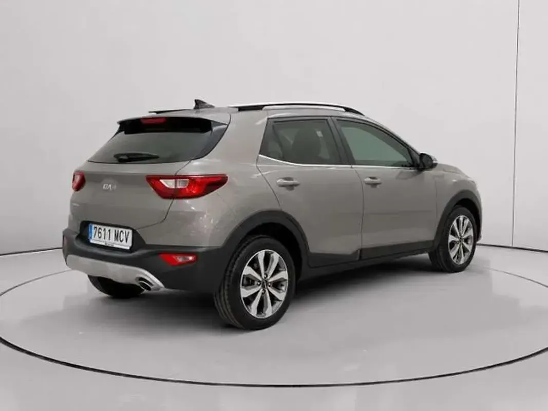 Usado Kia Stonic 120 CV (88 kW) 2022 Verde SUV