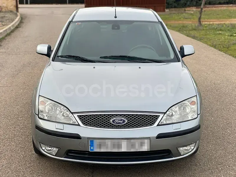 Usado Ford Mondeo Futura 130 CV (95 kW) 2004 Gris / plata Berlina