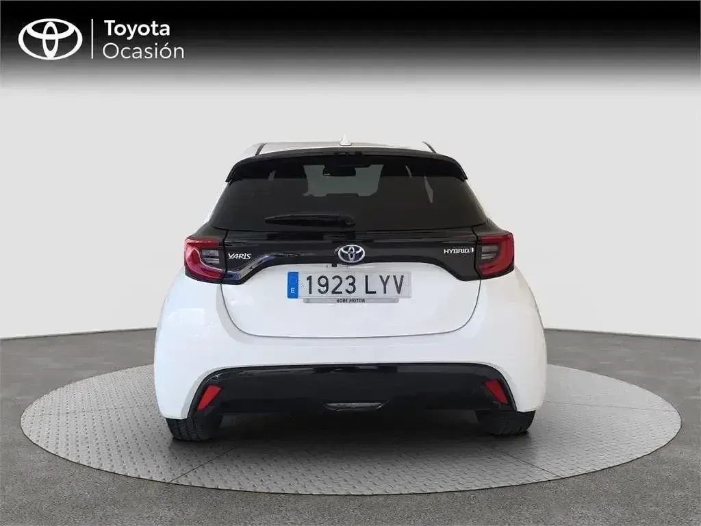 Usado Toyota Yaris Hybrid Style 116 CV (85 kW) 2022 Blanco Monovolumen