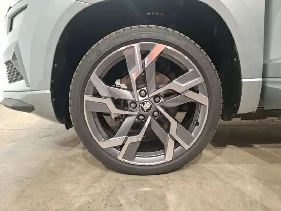 Usado Skoda Karoq SportLine 150 CV (110 kW) 2026 Plateado SUV