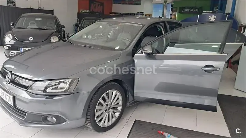 Usado VW Jetta Sport 170 CV (125 kW) 2013 Gris / plata Berlina