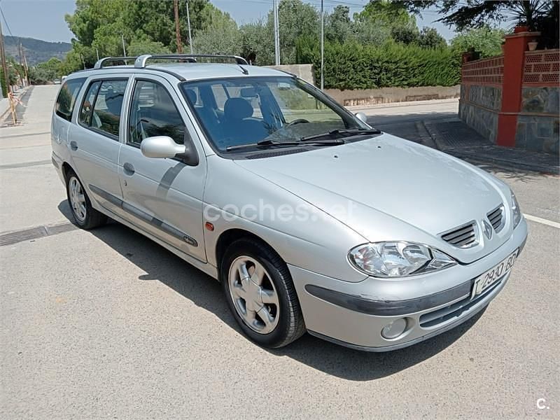 Gris / plata Usado 2000 Renault Mégane GrandTour Familiar | 1500 € - Imagen 1/4
