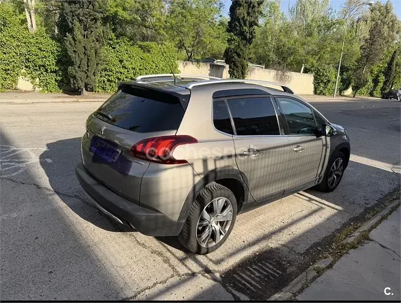 Usado Peugeot 2008 Allure 110 CV (80 kW) 2017 Gris / plata SUV