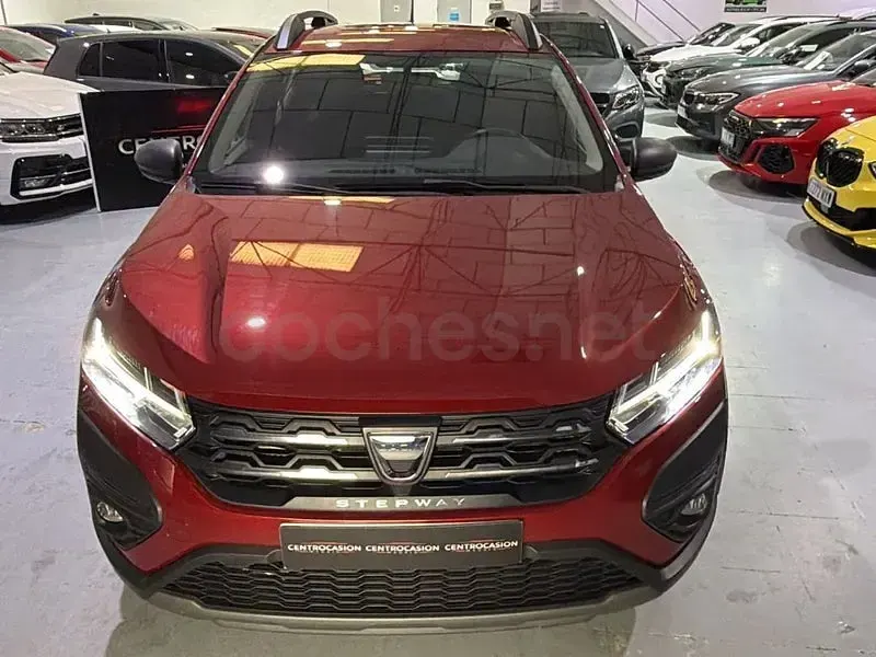 Usado Dacia Sandero Comfort 91 CV (66 kW) 2021 Granate Berlina