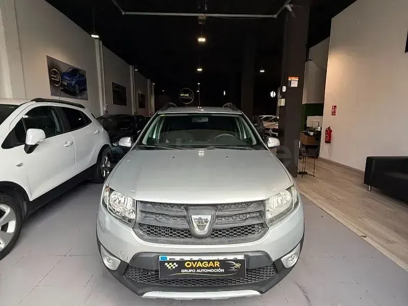 Usado Dacia Sandero Stepway 90 CV (66 kW) 2015 Gris / plata Berlina
