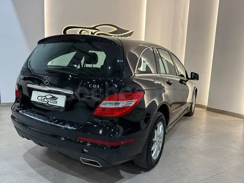 Usado Mercedes R300 190 CV (139 kW) 2011 Negro Monovolumen