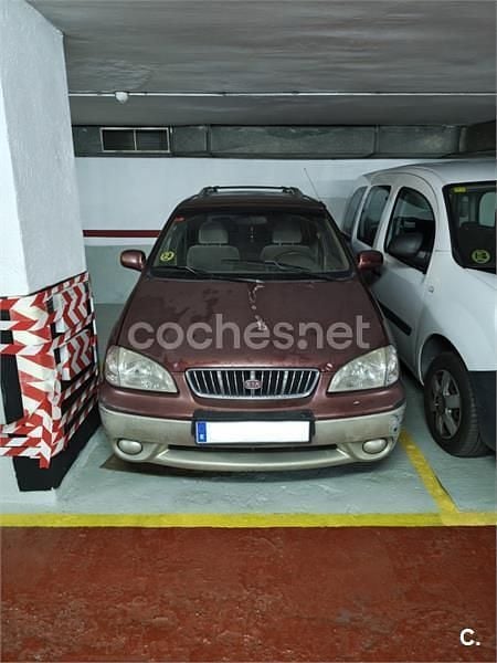 Usado Kia Carens 110 CV (80 kW) 2001 Granate Monovolumen