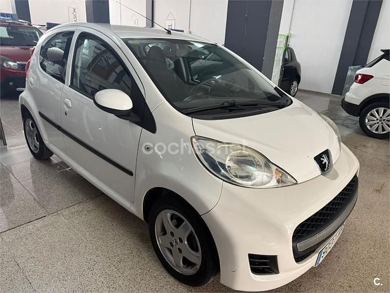 Usado Peugeot 107 68 CV (50 kW) 2011 Blanco Utilitario
