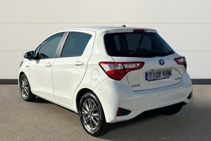 Usado Toyota Yaris Hybrid Active 101 CV (74 kW) 2018 Blanco Utilitario
