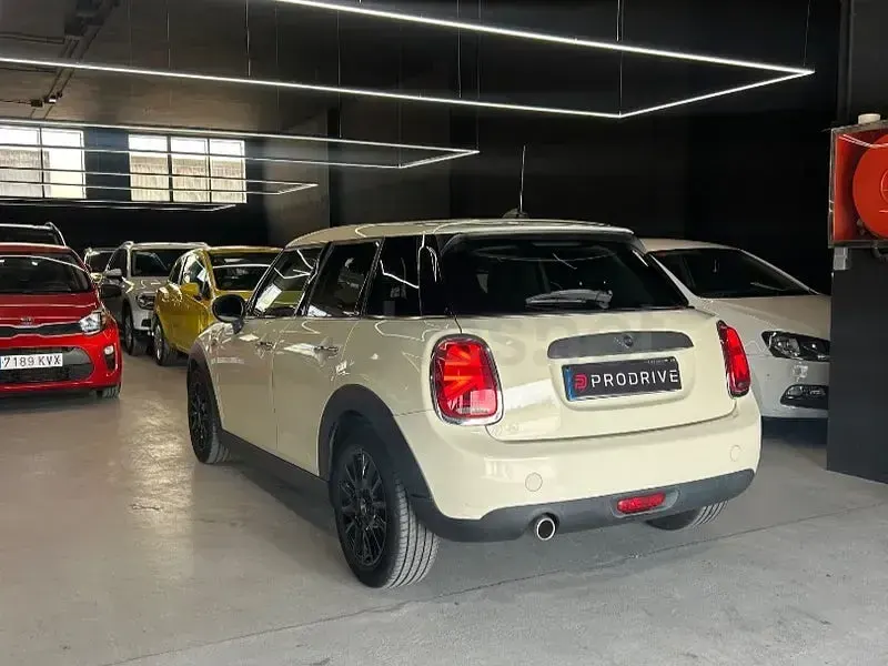 Usado Mini ONE 102 CV (75 kW) 2019 Beige Utilitario