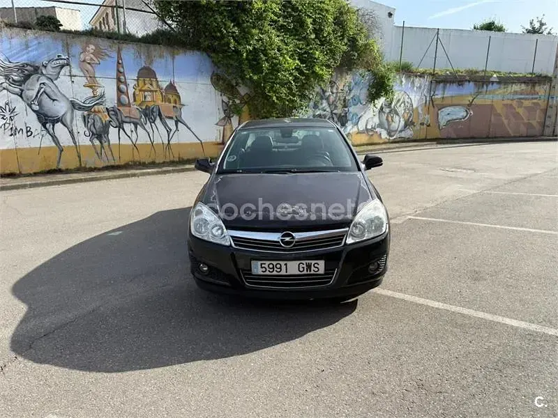 Usado Opel Astra Edition 110 CV (80 kW) 2010 Negro Berlina