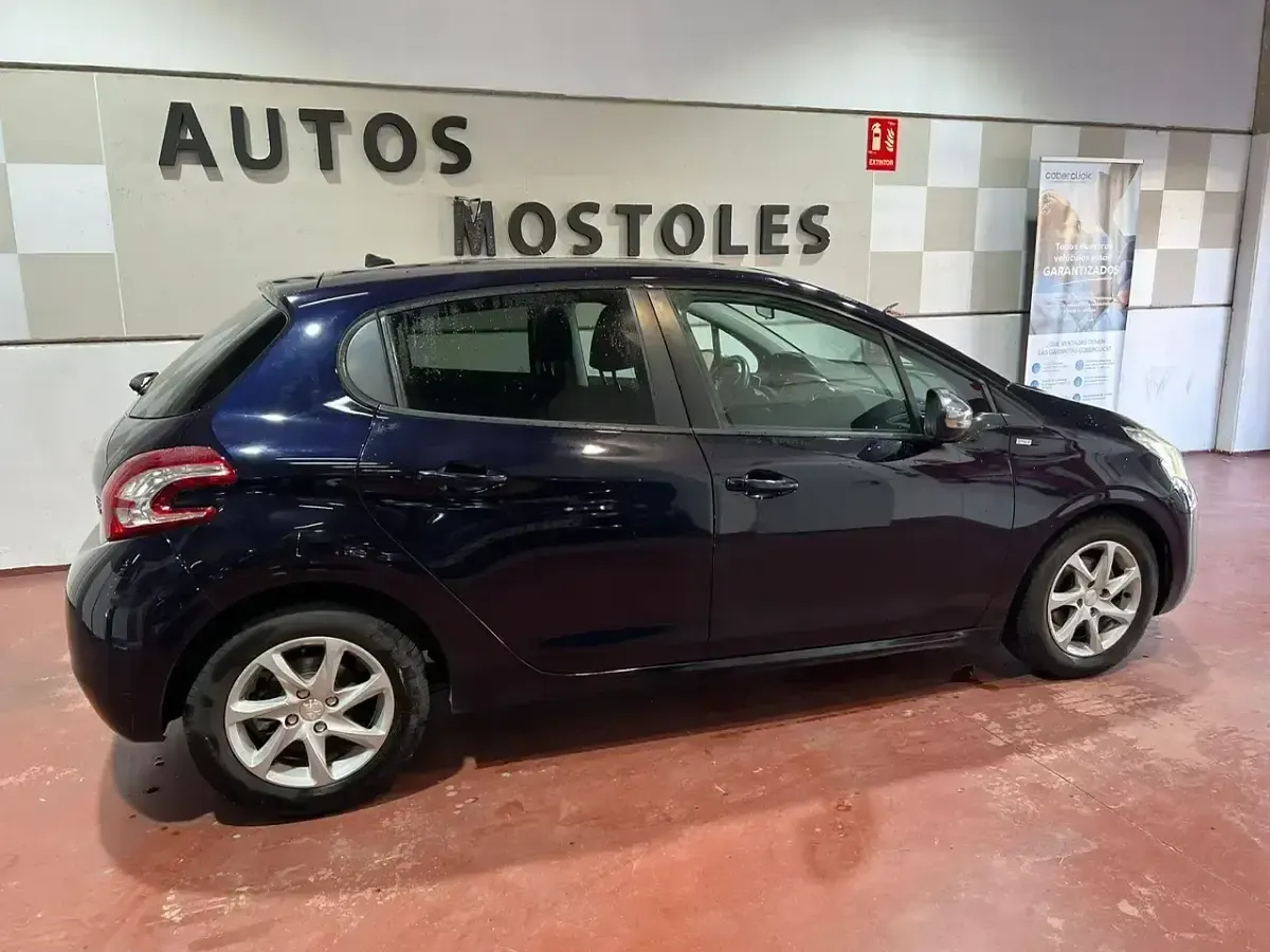 Usado Peugeot 208 Allure 92 CV (67 kW) 2014 Negro Utilitario