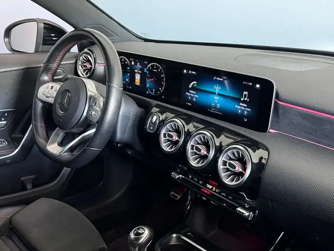 Usado Mercedes A200 163 CV (119 kW) 2018 Negro Utilitario