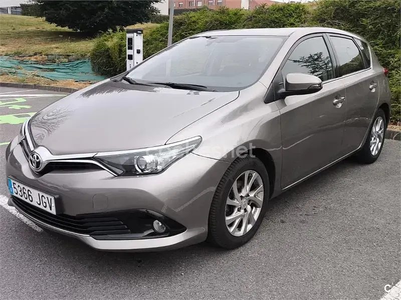 Usado Toyota Auris Active 116 CV (85 kW) 2015 Marrón Berlina
