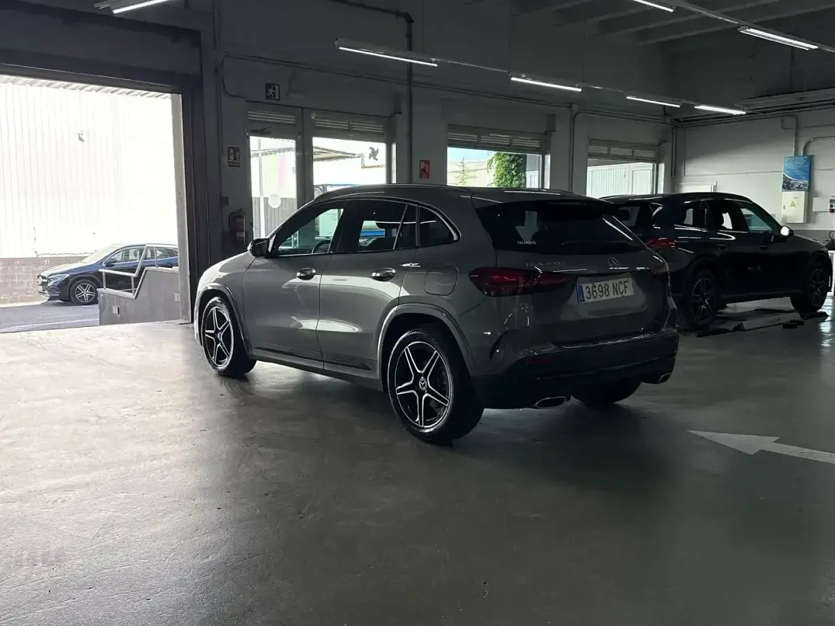 Usado Mercedes GLA200 150 CV (110 kW) 2025 Gris montaña SUV