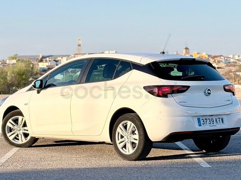 Usado Opel Astra Dynamic 110 CV (80 kW) 2019 Blanco Berlina