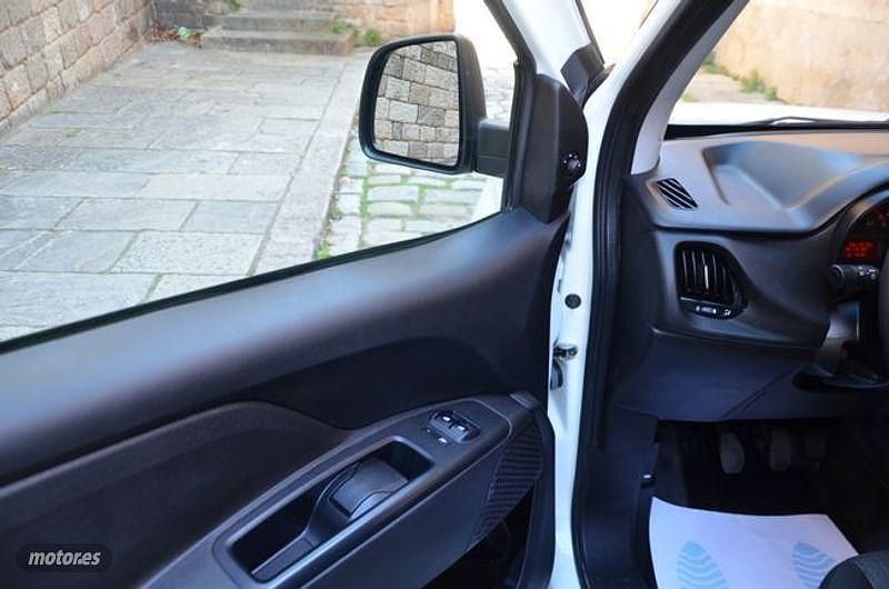 Usado Fiat Doblò 91 CV (66 kW) 2022 Blanco Monovolumen