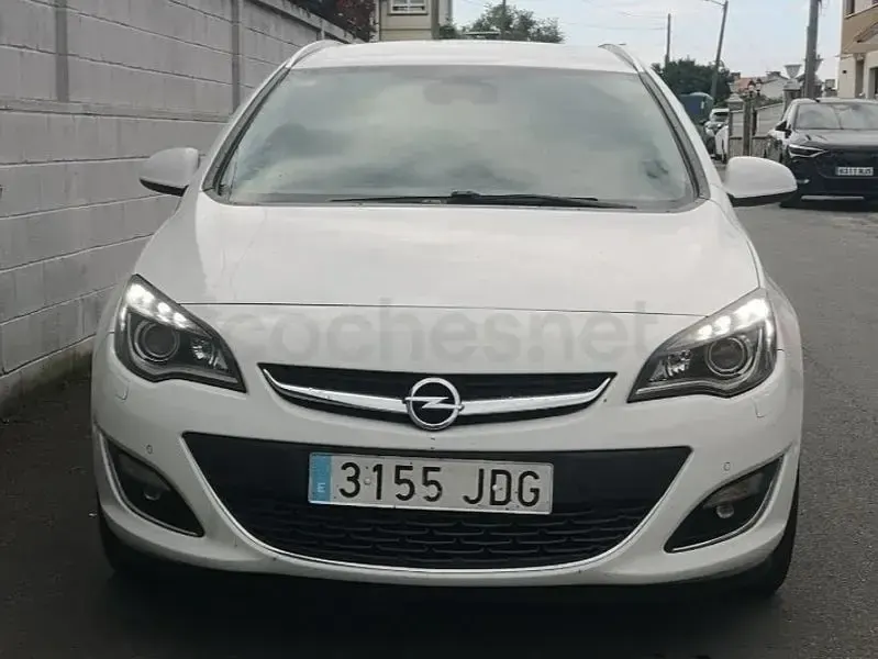 Usado Opel Astra Excellence 136 CV (100 kW) 2015 Blanco Familiar
