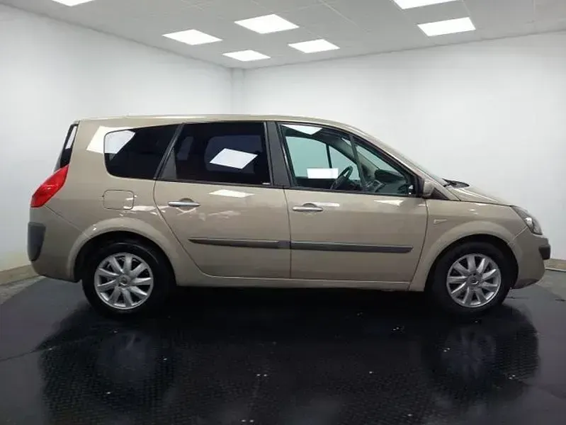 Usado Renault Grand Scénic II Dynamique 110 CV (80 kW) 2008 Marrón Monovolumen
