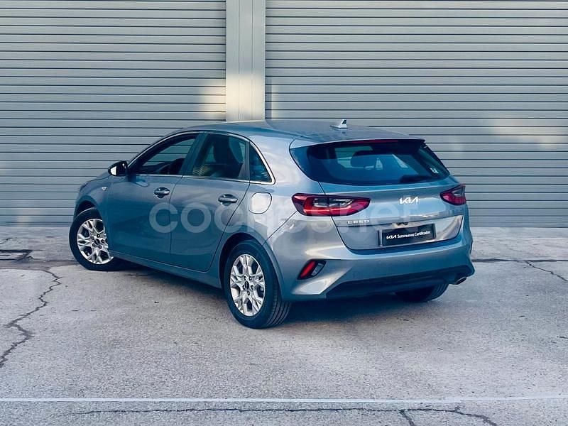 Usado Kia Ceed 120 CV (88 kW) 2024 Gris / plata Utilitario