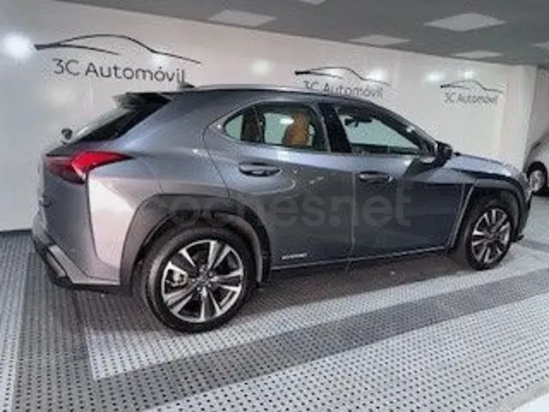 Usado Lexus UX Luxury Line 184 CV (135 kW) 2020 Gris / plata SUV