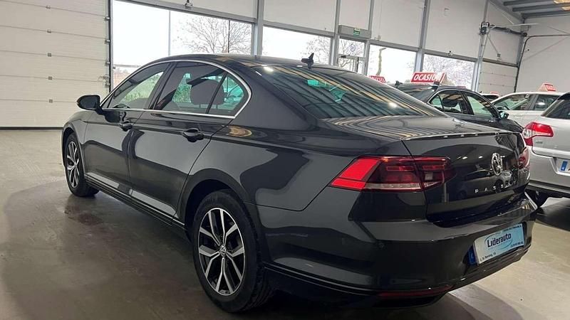 Usado VW Passat Executive 120 CV (88 kW) 2020 Gris Berlina