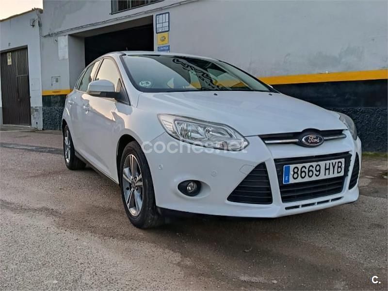 Usado Ford Focus Trend 115 CV (84 kW) 2014 Blanco Berlina