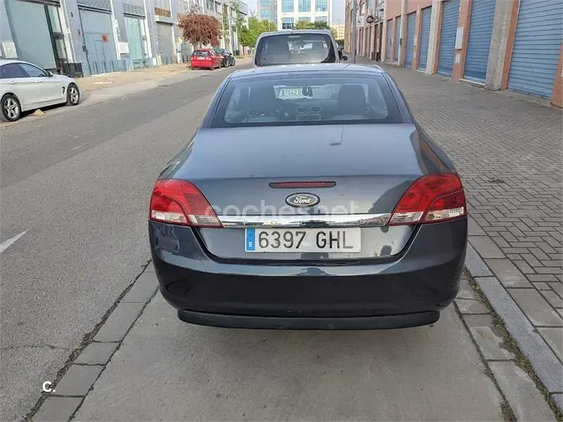 Usado Ford Focus Cabriolet Trend 100 CV (73 kW) 2008 Violeta / lila Descapotable
