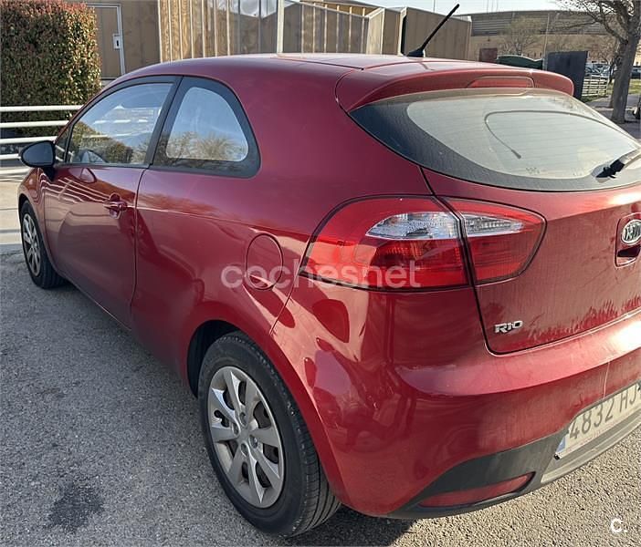 Usado Kia Rio 85 CV (62 kW) 2012 Rojo Berlina
