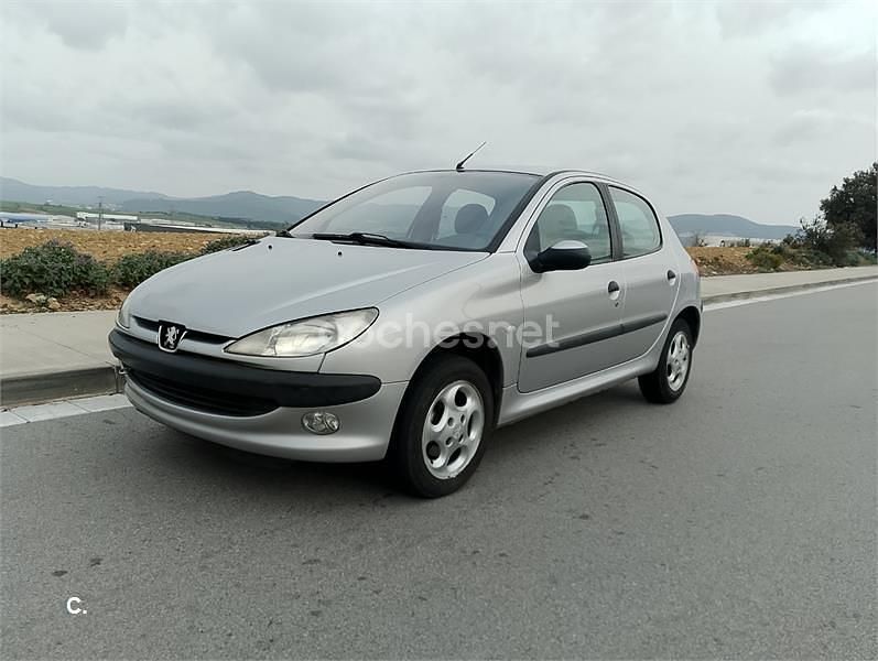 Usado Peugeot 206 70 CV (51 kW) 2002 Gris / plata Berlina