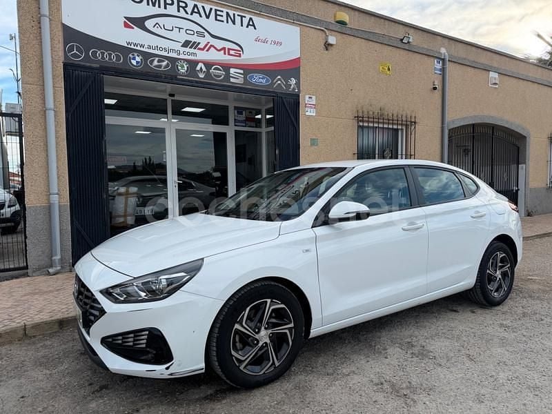 Blanco Usado 2021 Hyundai i30 Berlina | 15.999 € (Precio justo) - Imagen 1/4