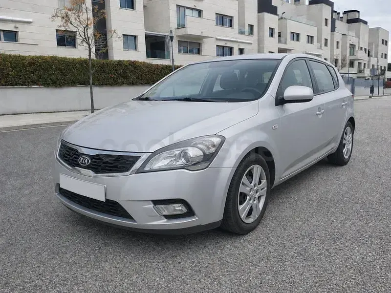 Usado Kia Ceed 90 CV (66 kW) 2010 Gris / plata Utilitario
