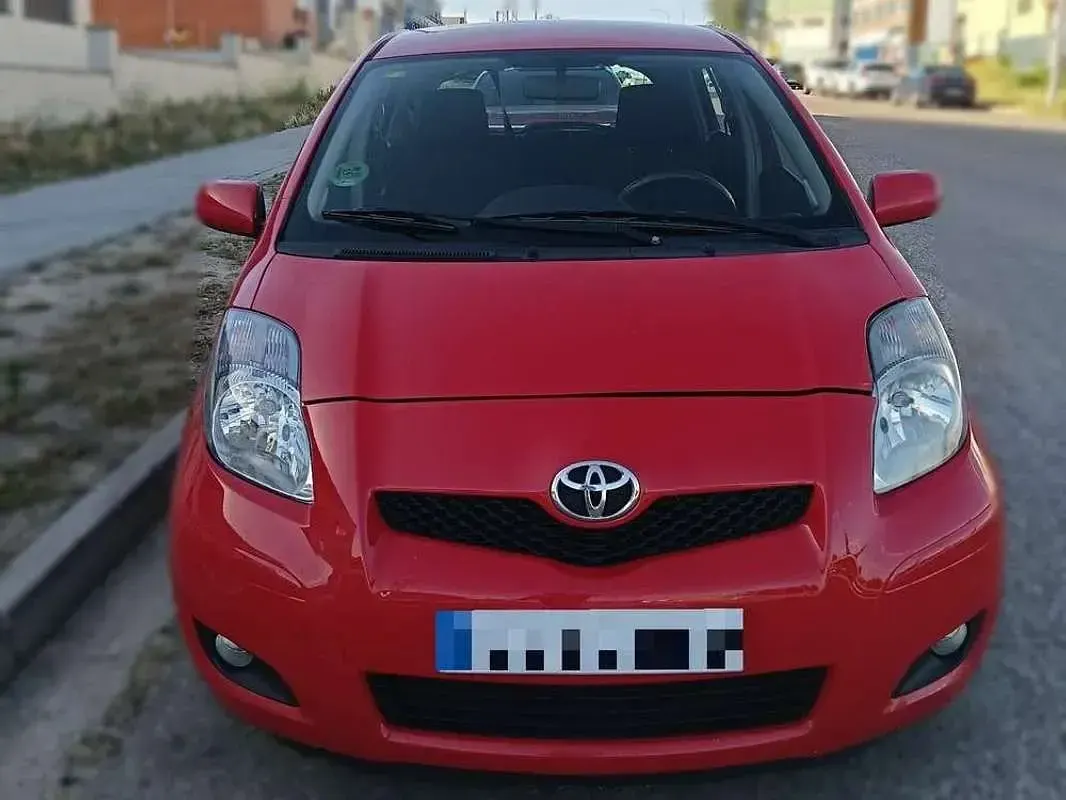Usado Toyota Yaris Connect Style 101 CV (74 kW) 2011 Rojo Utilitario
