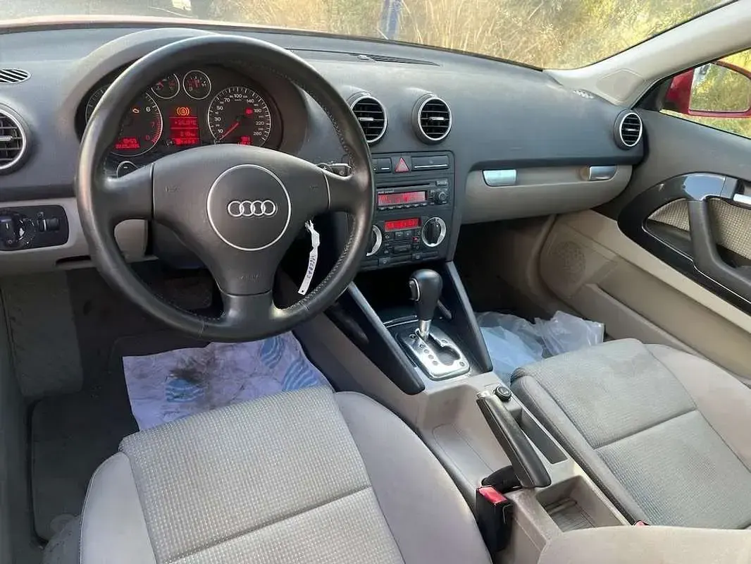 Usado Audi A3 Ambiente 150 CV (110 kW) 2005 Rojo Utilitario