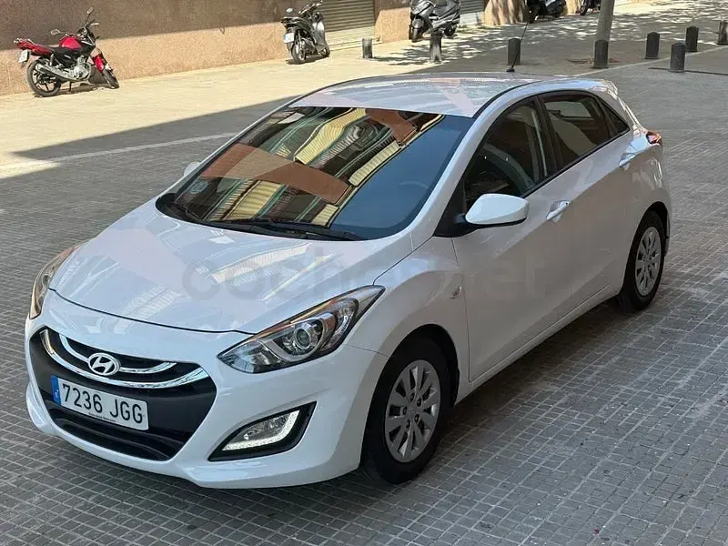 Usado Hyundai i30 100 CV (73 kW) 2016 Blanco Berlina