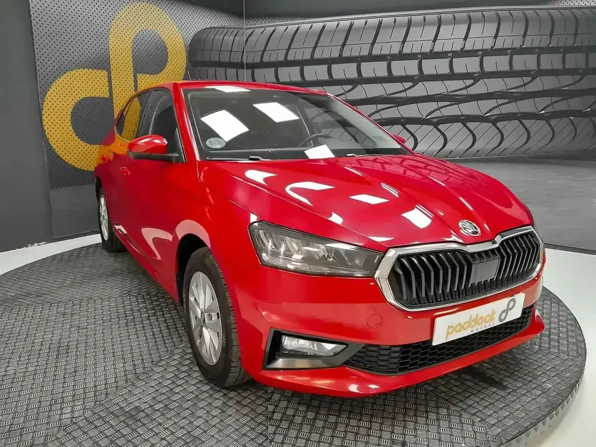 Usado Skoda Fabia Selection 95 CV (69 kW) 2025 Rojo Utilitario