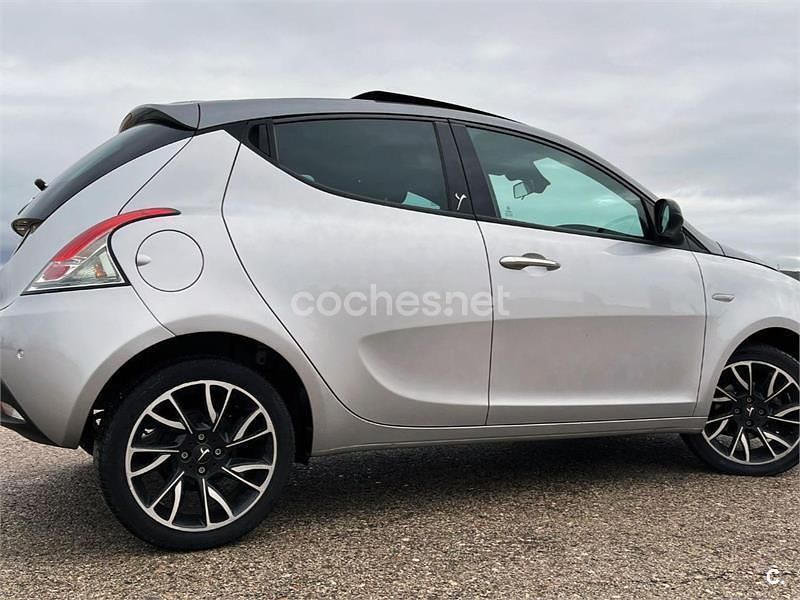 Usado Lancia Ypsilon Gold 85 CV (62 kW) 2014 Gris / plata Utilitario
