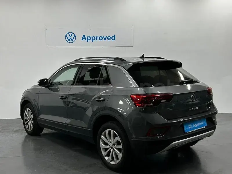 Usado VW T-Roc 115 CV (84 kW) 2024 Gris / plata SUV