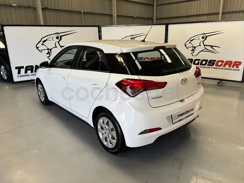 Usado Hyundai i20 84 CV (61 kW) 2016 Blanco Berlina
