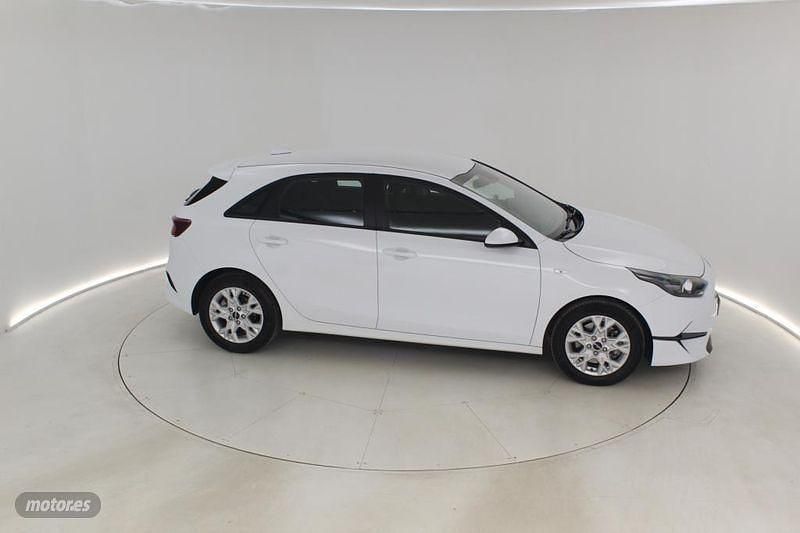 Usado Kia Ceed 100 CV (73 kW) 2025 Blanco Utilitario
