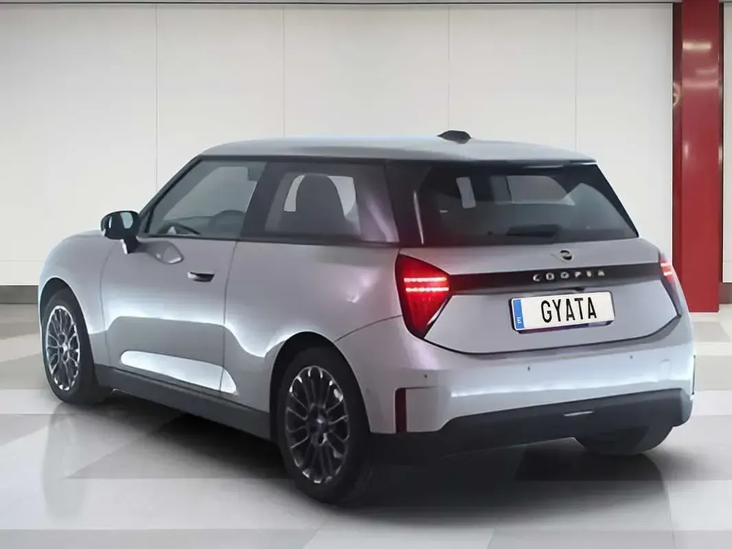 Usado Mini Cooper Essential 135 kW (184 CV) 2024 Gris Utilitario